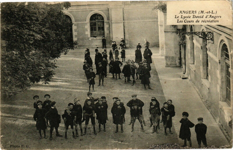 Carte postale ancienne Angers La Lycée Davis d'Angers Les Cours de recreation à Angers