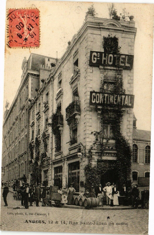 Carte postale ancienne Angers - 12&14 Rue Saint-Julien (au centre) à Angers