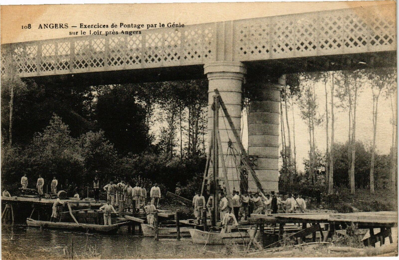 Carte postale ancienne Angers - Exercises du Pontage par le Genie sur le Loir pres Angers à Angers