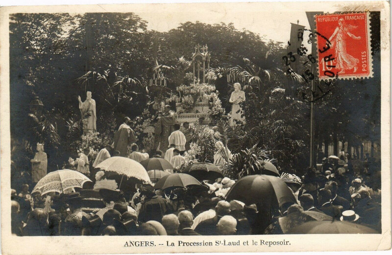Carte postale ancienne Angers - Le Procession Saint-Laud et le Reposoir à Angers