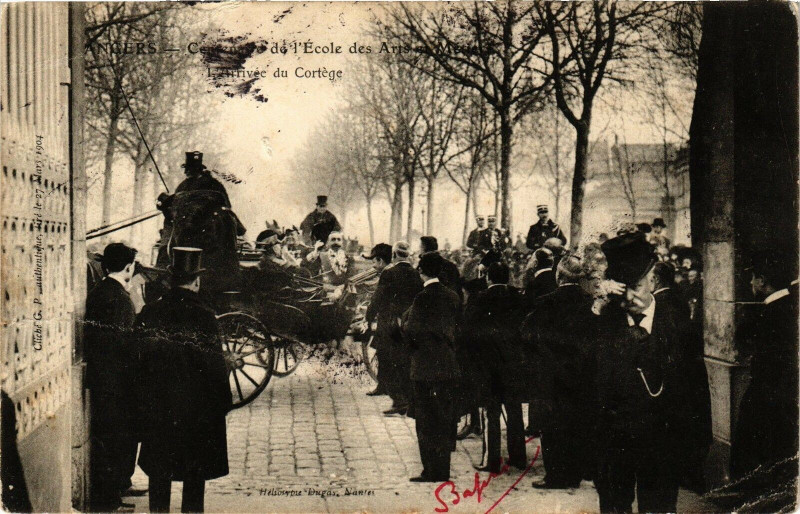 Carte postale ancienne Angers - Centrale de l'Ecole des Aris - L'arrivée du Cortege à Angers