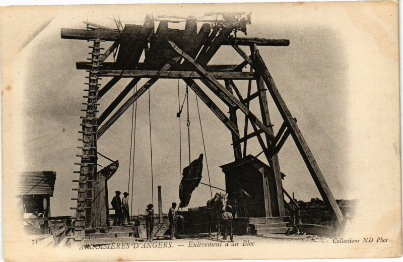 Carte postale ancienne Ardoisieres d'Angers - Enlevement d'un Bloc à Angers