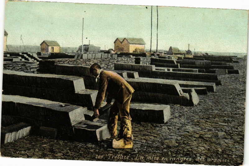 Carte postale ancienne Trelaze - La mise en rangées des ardoises à Trélazé