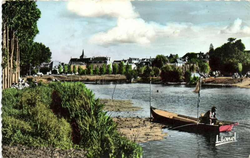 Carte postale ancienne VillEVEQUE (M.& L.) Les Bords du Loir Vers le Port et l'Eglise
