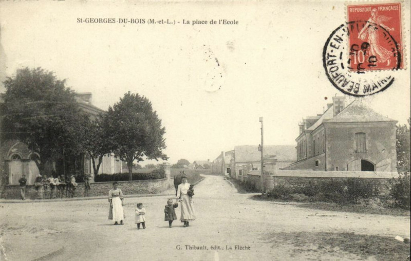 Carte postale ancienne Saint-Georges du Bois - La place de l'Ecole