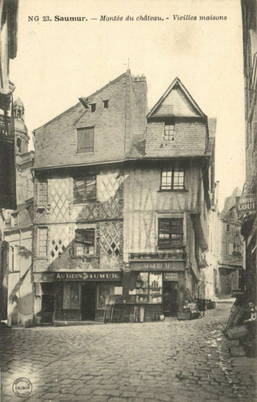 Carte postale ancienne Saumur - Montée du Chateau - Vieilles maisons à Saumur
