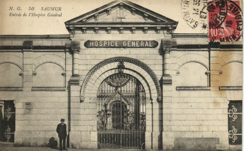Carte postale ancienne Saumur - Entrée de l'Hospice général à Saumur