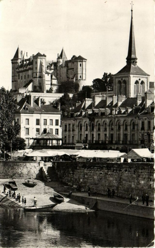 Carte postale ancienne Saumur - Effet de lumiere sur le Chateau et la Loire à Saumur