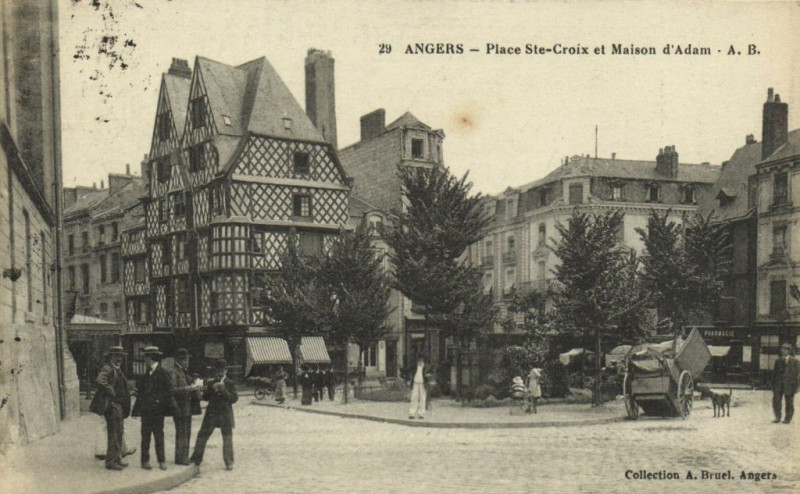Carte postale ancienne Angers - Place Sainte-Croix et Maison d'Adam à Angers