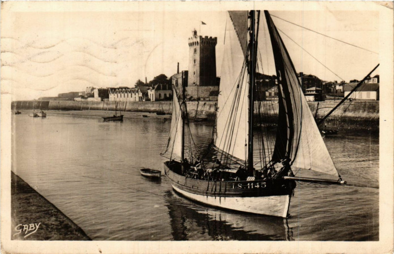 Carte postale ancienne Les Sables-d'Olonne - Arrivée d'un thonnier devant la Tour aux Sables-d'Olonne