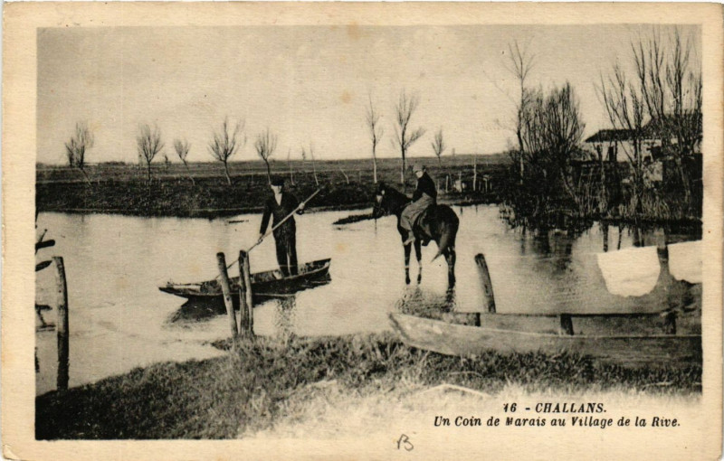 Carte postale ancienne Challans - Un Coin de Marais au Village de la Rive à Challans