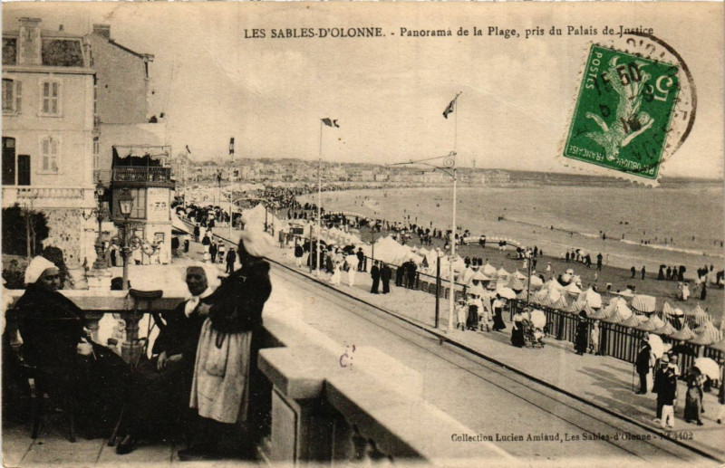 Carte postale ancienne Les Sables-d'Olonne - Panorama de la Plage aux Sables-d'Olonne