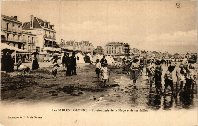 Carte postale ancienne Les Sables-d'Olonne - Physionomie de la Plage et de ses fidéles aux Sables-d'Olonne