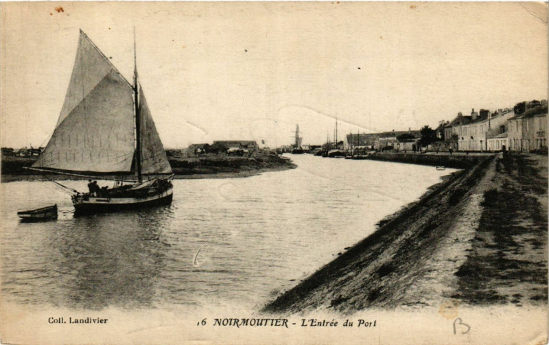 Carte postale ancienne Ile-de-Noirmoutier - L'Entrée du Port