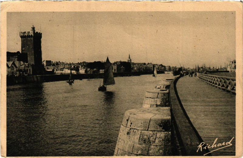 Carte postale ancienne Les Sables-d'Olonne - Petite Jetée des Sables et vue sur le Chaume aux Sables-d'Olonne