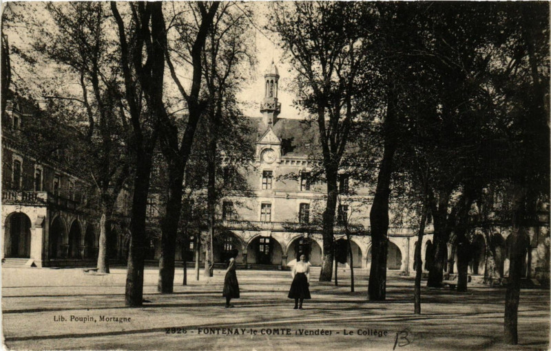 Carte postale ancienne Fontenay-le-Comte - Le College à Fontenay-le-Comte