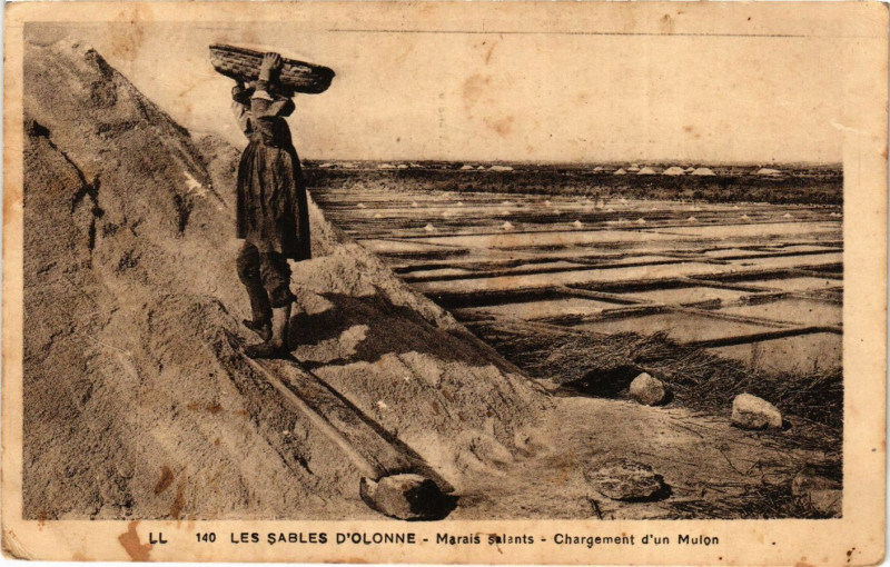 Carte postale ancienne Les Sables-d'Olonne - Marais salants - Chargement d'un Mulon aux Sables-d'Olonne
