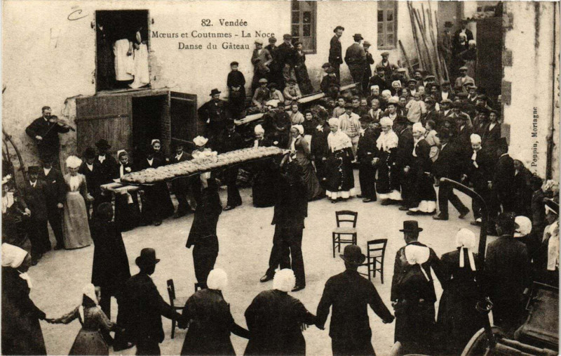 Carte postale ancienne Vendée - Moeurs et Costumes -La Noce - Danse du Gateau - Folklore