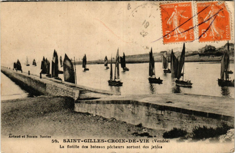 Carte postale ancienne Saint-Gilles-Croix-de-Vie - La Flotille des bateaux pecheurs à Saint-Gilles-Croix-de-Vie
