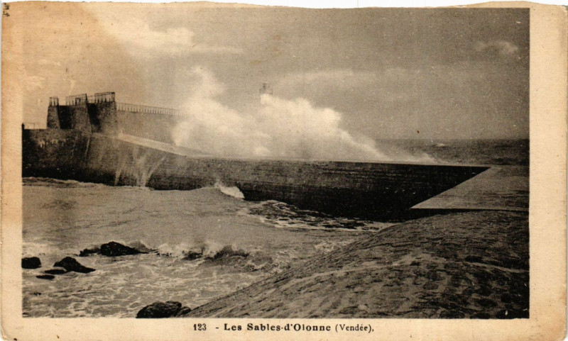 Carte postale ancienne Les Sables-d'Olonne - Port Scene aux Sables-d'Olonne