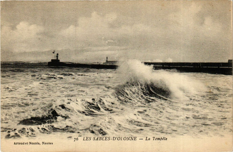 Carte postale ancienne Les Sables-d'Olonne - La Tempete aux Sables-d'Olonne
