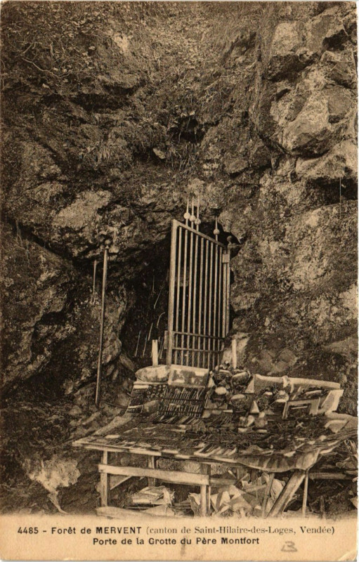 Carte postale ancienne Foret de Mervent - Porte de la Grotte du Pere Montfort à Mervent