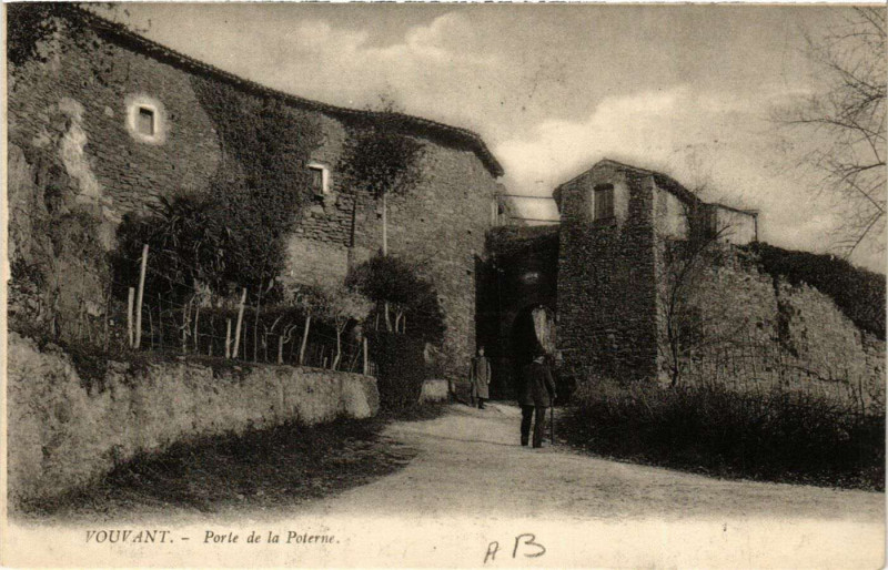 Carte postale ancienne Vouvant - Porte de la Poterne à Vouvant