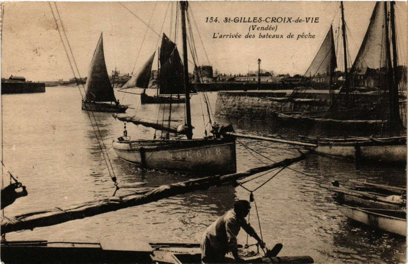 Carte postale ancienne Saint-Gilles-Croix-de-Vie - L'Arrivée des bateaux de peche à Saint-Gilles-Croix-de-Vie