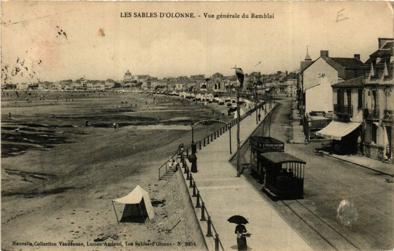 Carte postale ancienne Les Sables-d'Olonne - Vue générale du Remblai aux Sables-d'Olonne