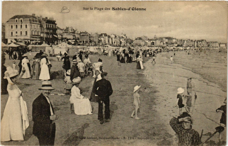 Carte postale ancienne Les Sables-d'Olonne - Sur la Plage des Sables-d'Olonne aux Sables-d'Olonne
