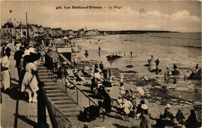 Carte postale ancienne Les Sables-d'Olonne - La Plage aux Sables-d'Olonne