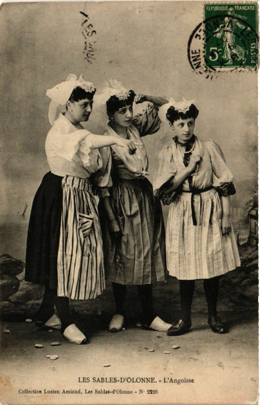 Carte postale ancienne Les Sables-d'Olonne - L'Angoisse - Folklore aux Sables-d'Olonne