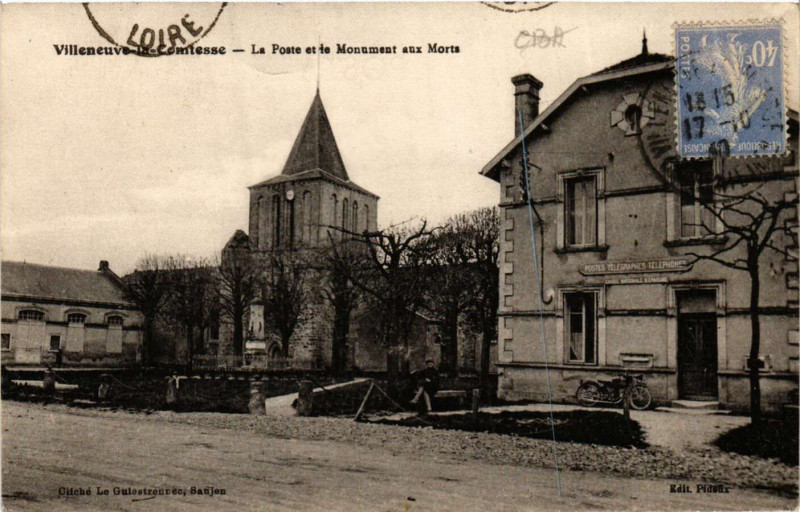 Carte postale ancienne Villeneuve-la-Comtesse - La Poste et le Monument aux Morts