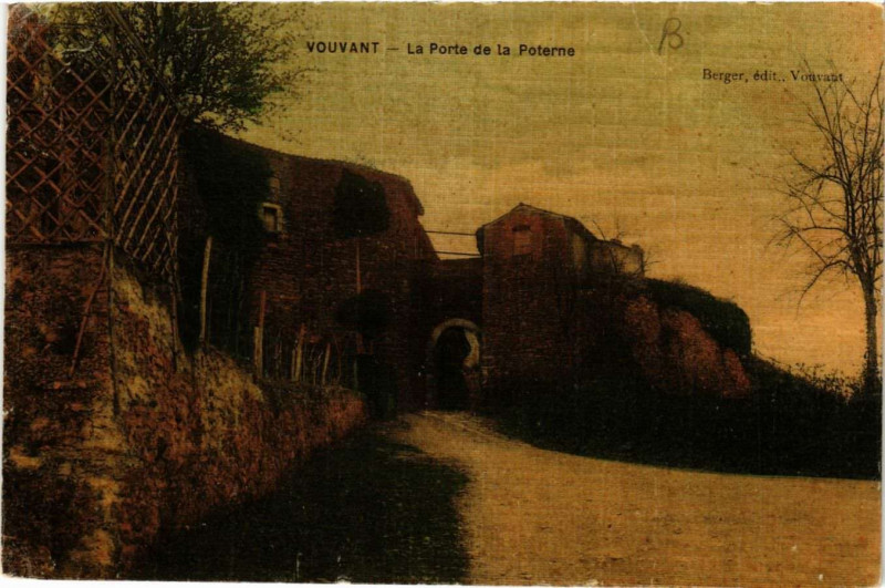 Carte postale ancienne Vouvant - La Porte de la Poterne à Vouvant