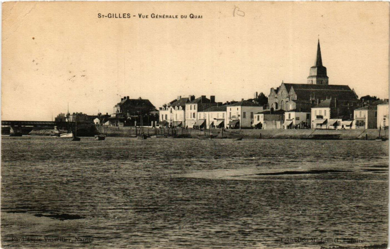 Carte postale ancienne Saint-Gilles - Saint-Gilles-Croix-de-Vie - Vue générale du Quai à Saint-Gilles-Croix-de-Vie
