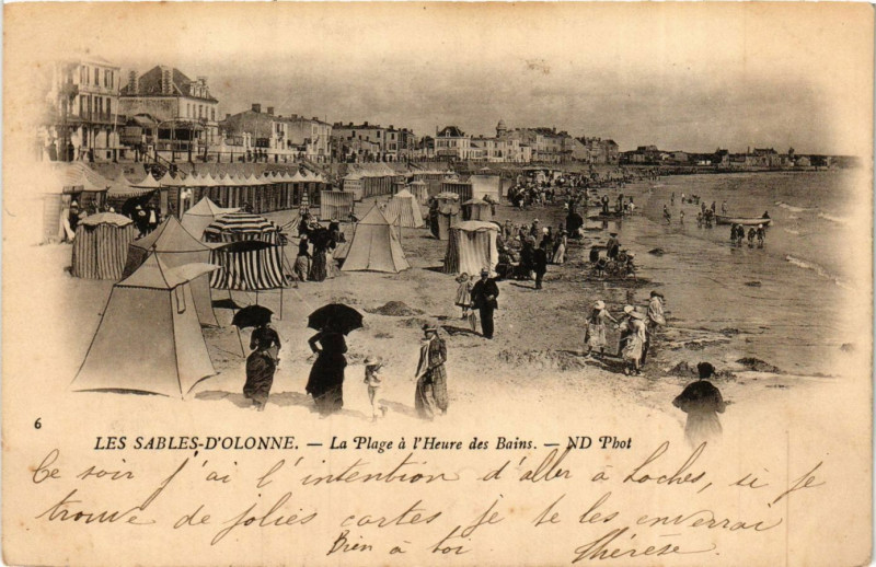 Carte postale ancienne Les Sables-d'Olonne - La Plage a l'Heure des Bains aux Sables-d'Olonne