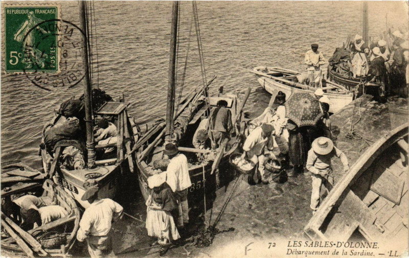 Carte postale ancienne Les Sables-d'Olonne - Debarquement de la Sardine aux Sables-d'Olonne
