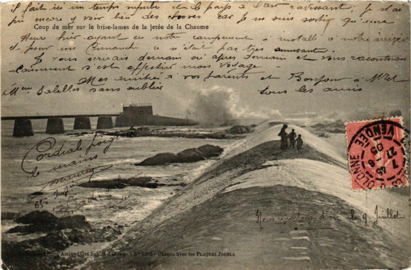 Carte postale ancienne Les Sables-d'Olonne - Coup de mer sur le brise-lames de la jetée aux Sables-d'Olonne