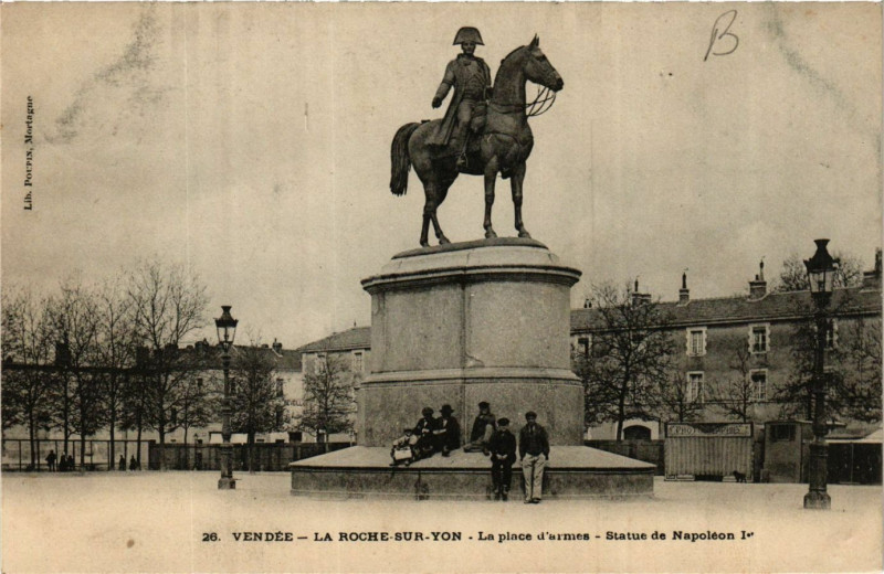 Carte postale ancienne La Roche-sur-Yon - La Place d'Armes - Statue de Napoleon Ier à La Roche-sur-Yon