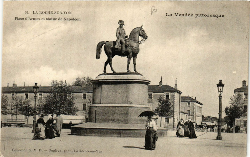 Carte postale ancienne La Roche-sur-Yon - La Place d'Armes et Statue de Napoleon à La Roche-sur-Yon