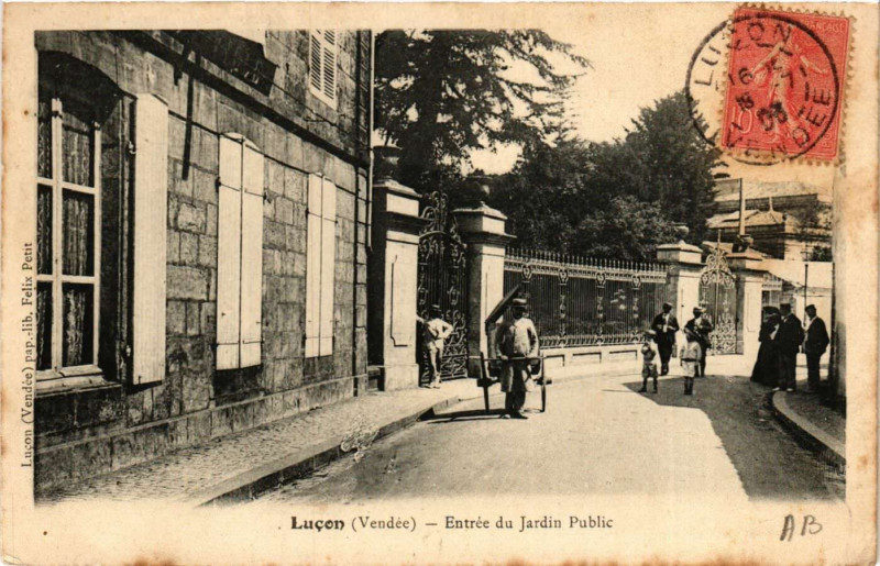Carte postale ancienne Lucon - Entrée du Jardin Public à Luçon