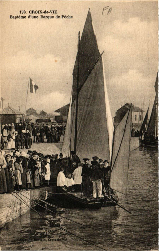 Carte postale ancienne Croix-de-Vie - Bapteme d'une Barque de Peche