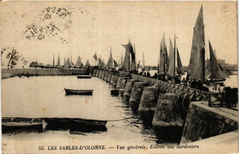 Carte postale ancienne Les Sables-d'Olonne - Vue générale - Entrée des Sardiniers aux Sables-d'Olonne