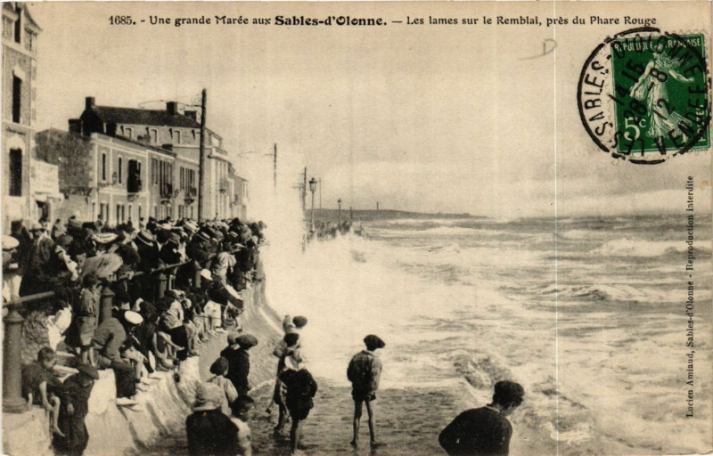 Carte postale ancienne Une Grande Marée - Les Lames sur le Remblai, près du Phare Rouge aux Sables-d'Olonne