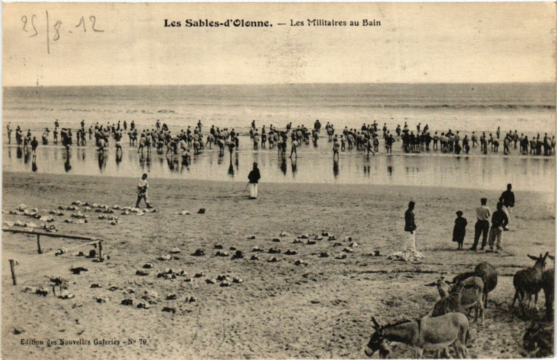 Carte postale ancienne Les Sables-d'Olonne - Les Militaires au Bain aux Sables-d'Olonne