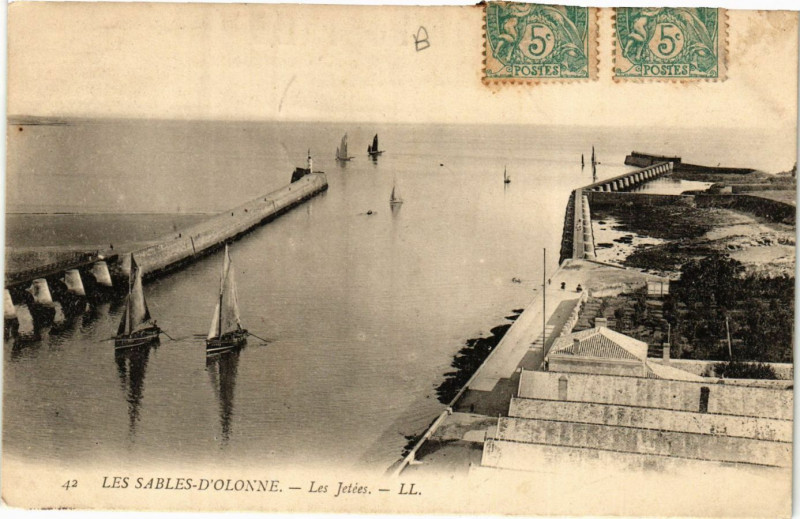 Carte postale ancienne Les Sables-d'Olonne - Les Jetées aux Sables-d'Olonne