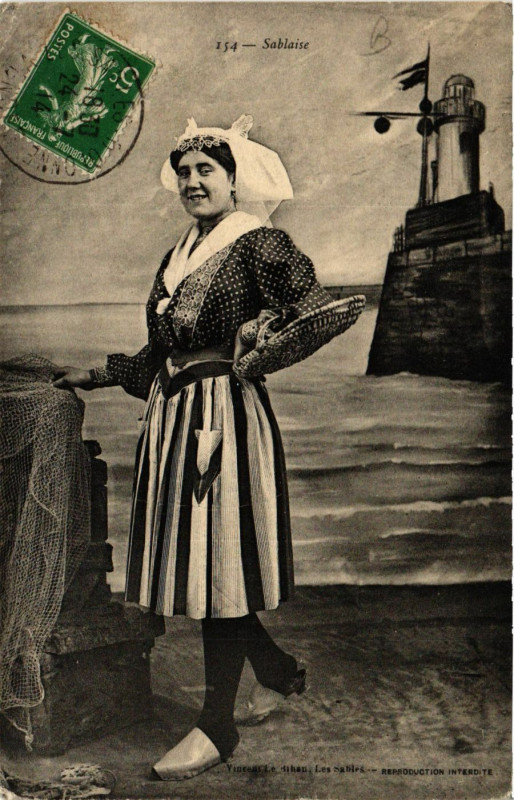 Carte postale ancienne Les Sables-d'Olonne - Sablaise - Folklore aux Sables-d'Olonne