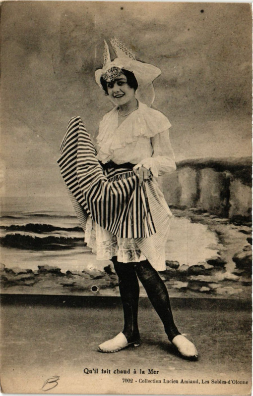 Carte postale ancienne Les Sables-d'Olonne - Qu'il fait chaud a la Mer - Femme - Folklore aux Sables-d'Olonne