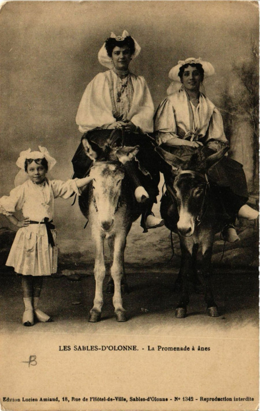 Carte postale ancienne Les Sables-d'Olonne - La Promenade a anes - Folklore aux Sables-d'Olonne