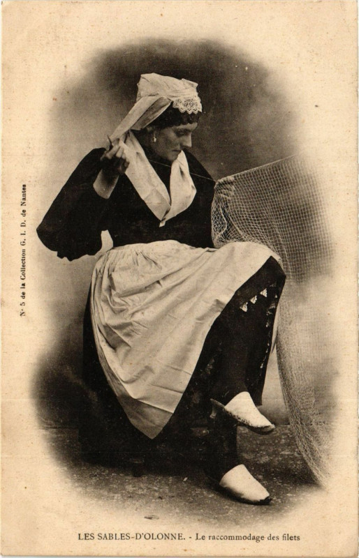 Carte postale ancienne Les Sables-d'Olonne - Le raccommodage des filets - Folklore aux Sables-d'Olonne